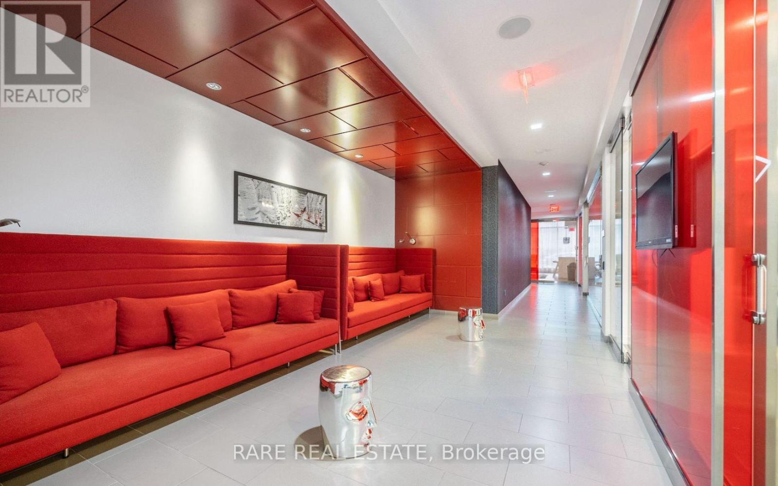 925 - 560 FRONT STREET W