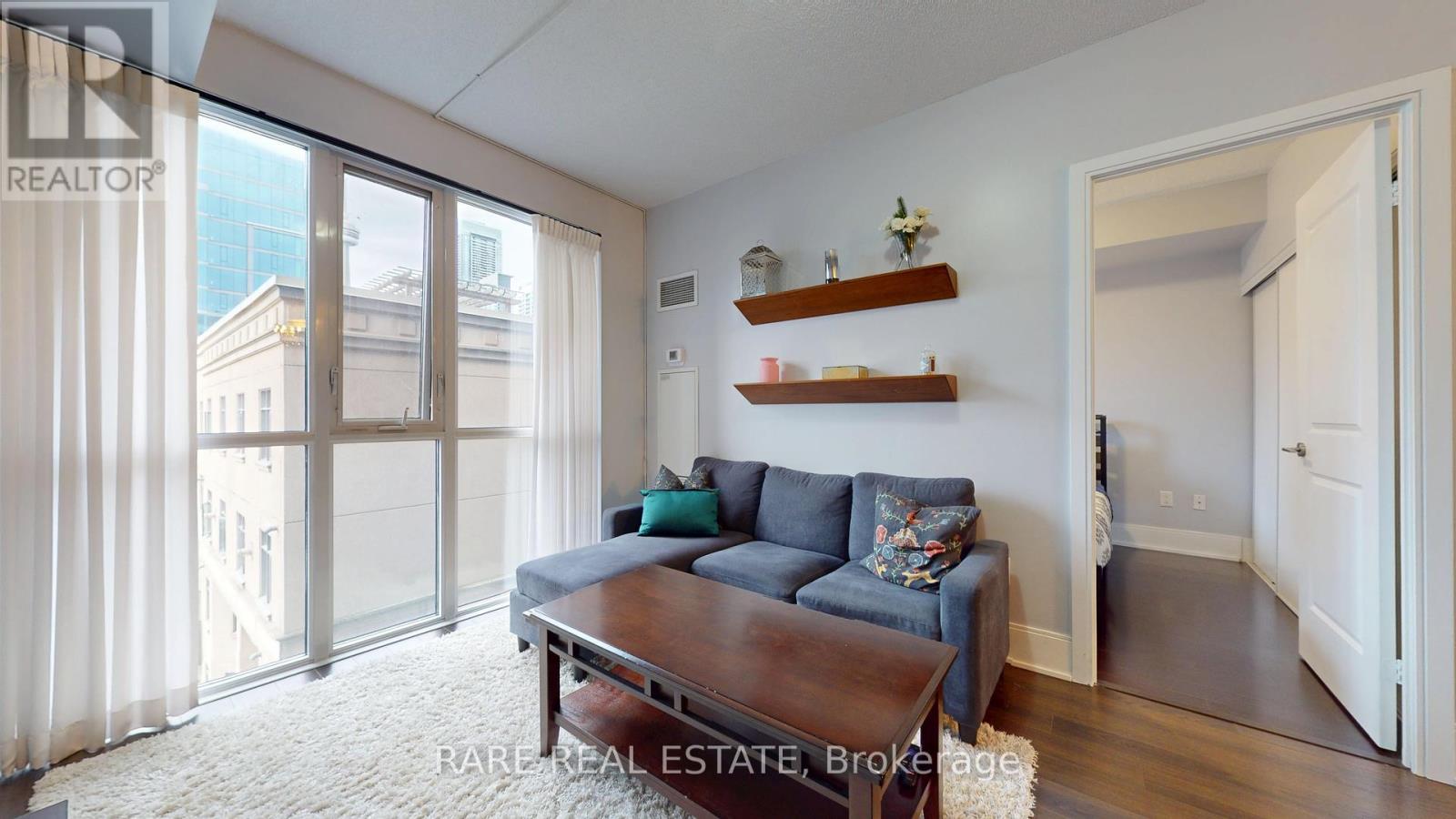 925 - 560 FRONT STREET W