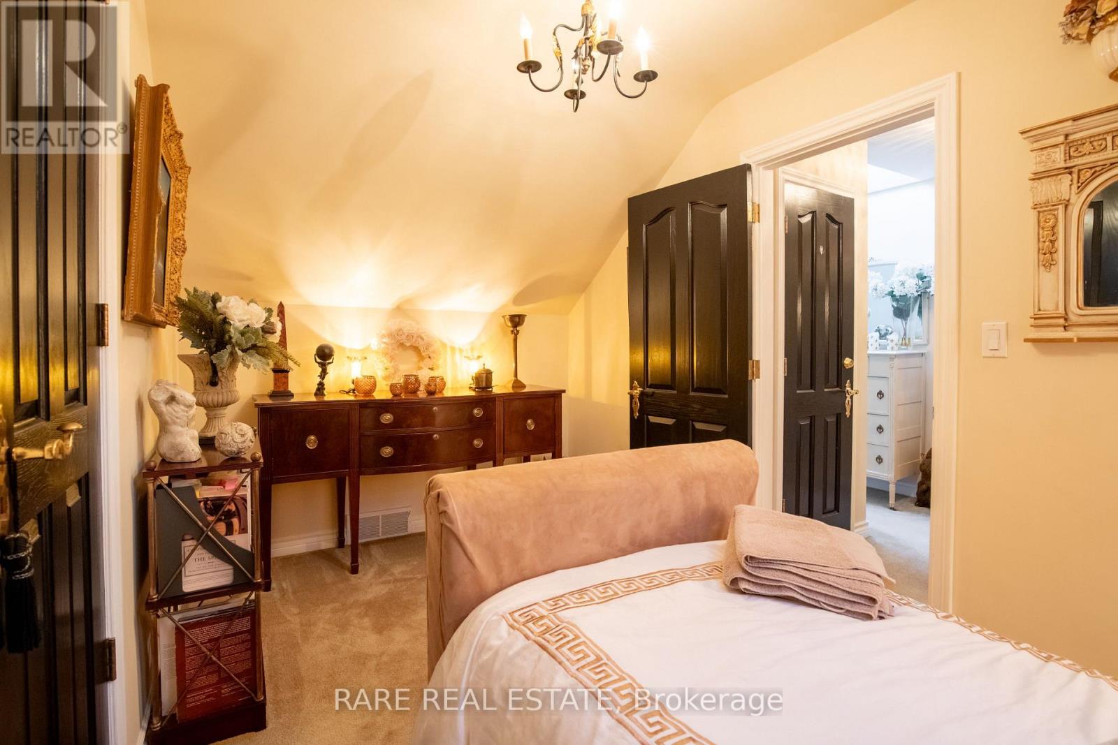 735 LAKESHORE ROAD E