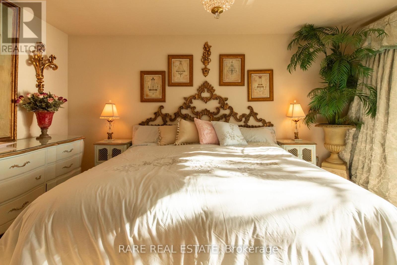 735 LAKESHORE ROAD E