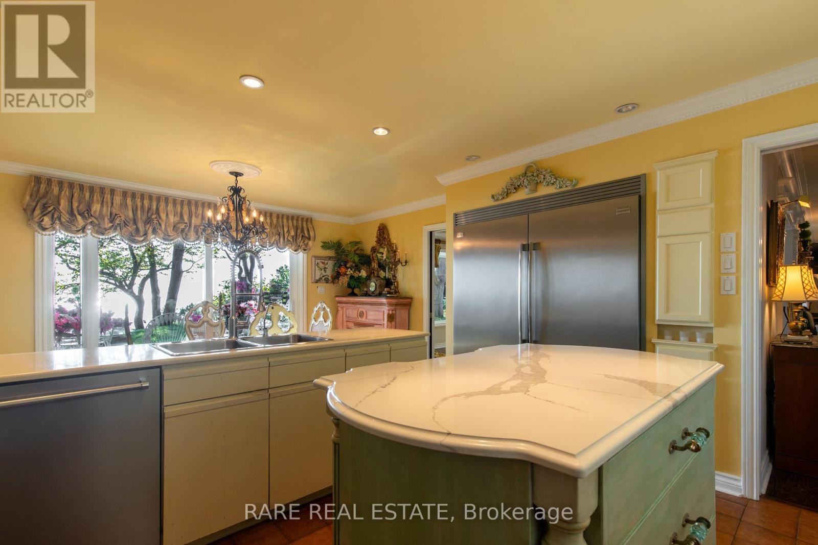 735 LAKESHORE ROAD E