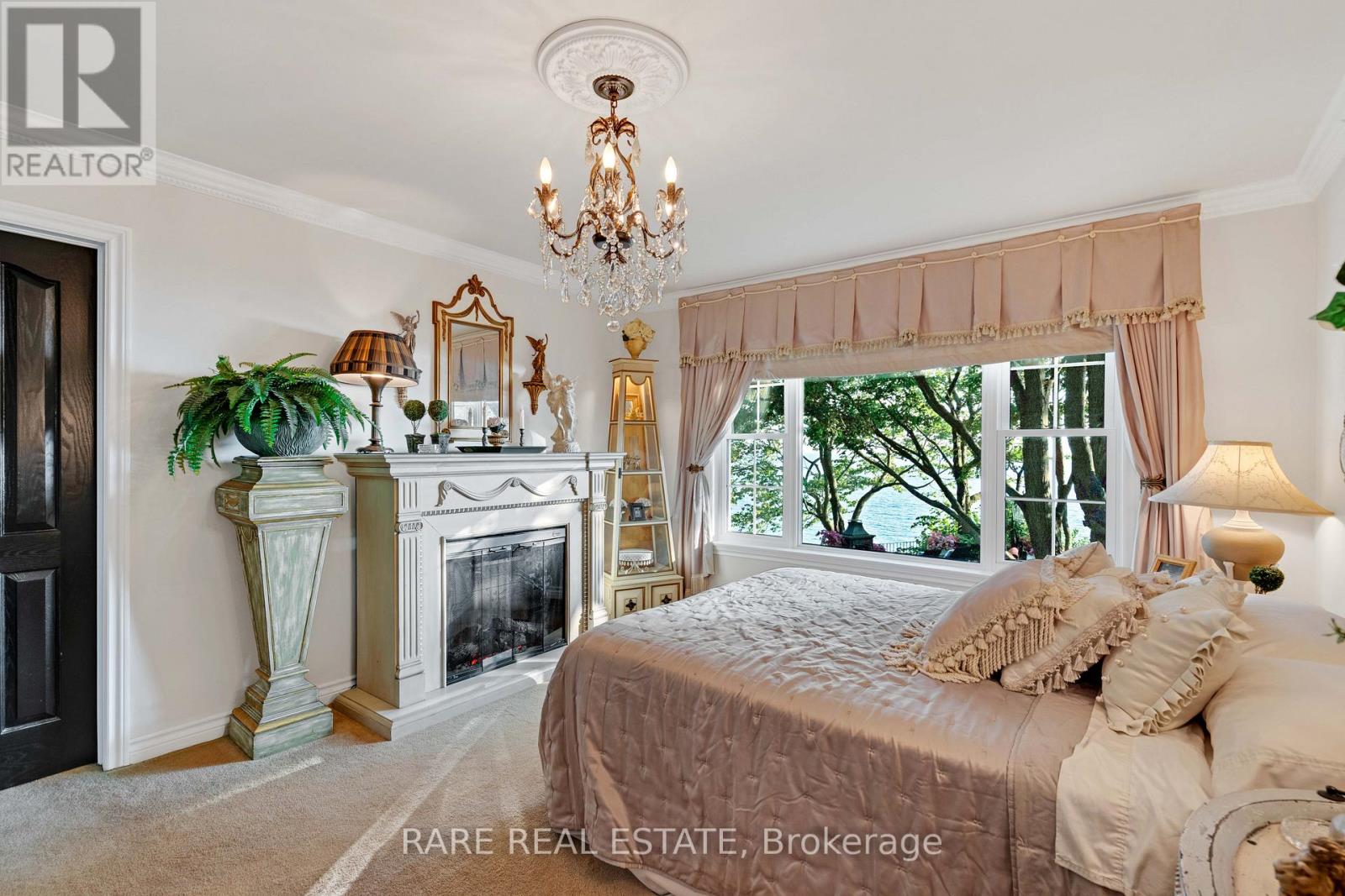 735 LAKESHORE ROAD E