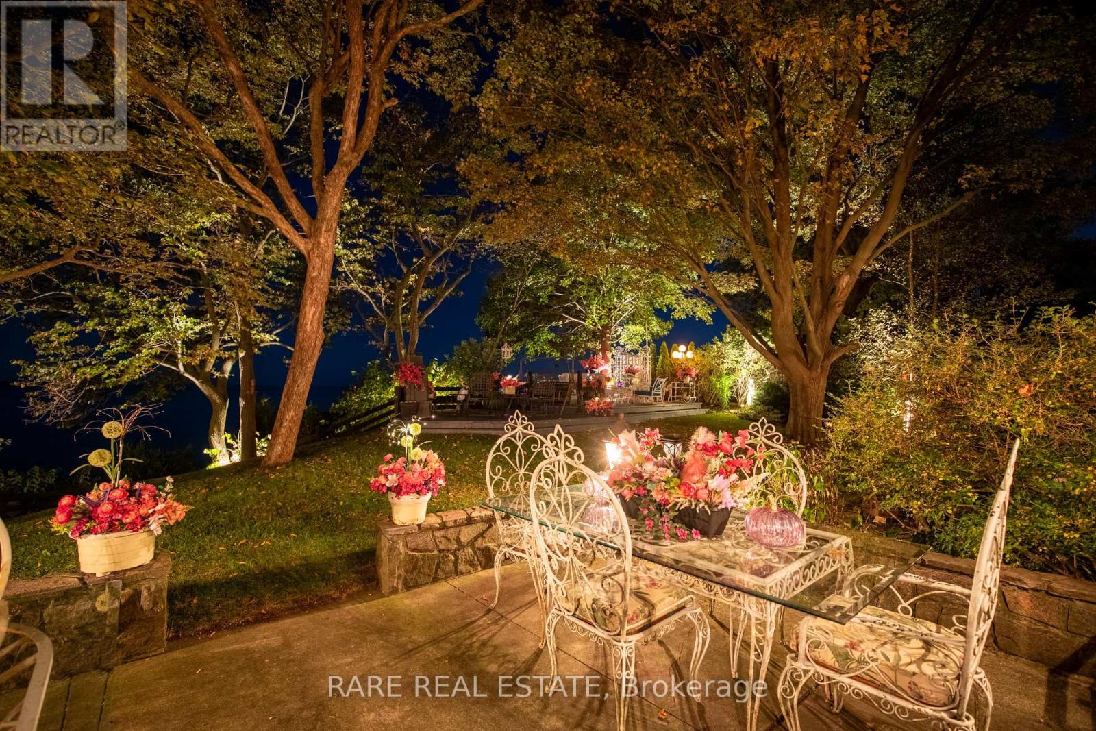 735 LAKESHORE ROAD E