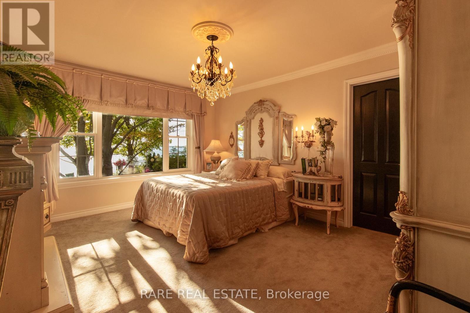 735 LAKESHORE ROAD E