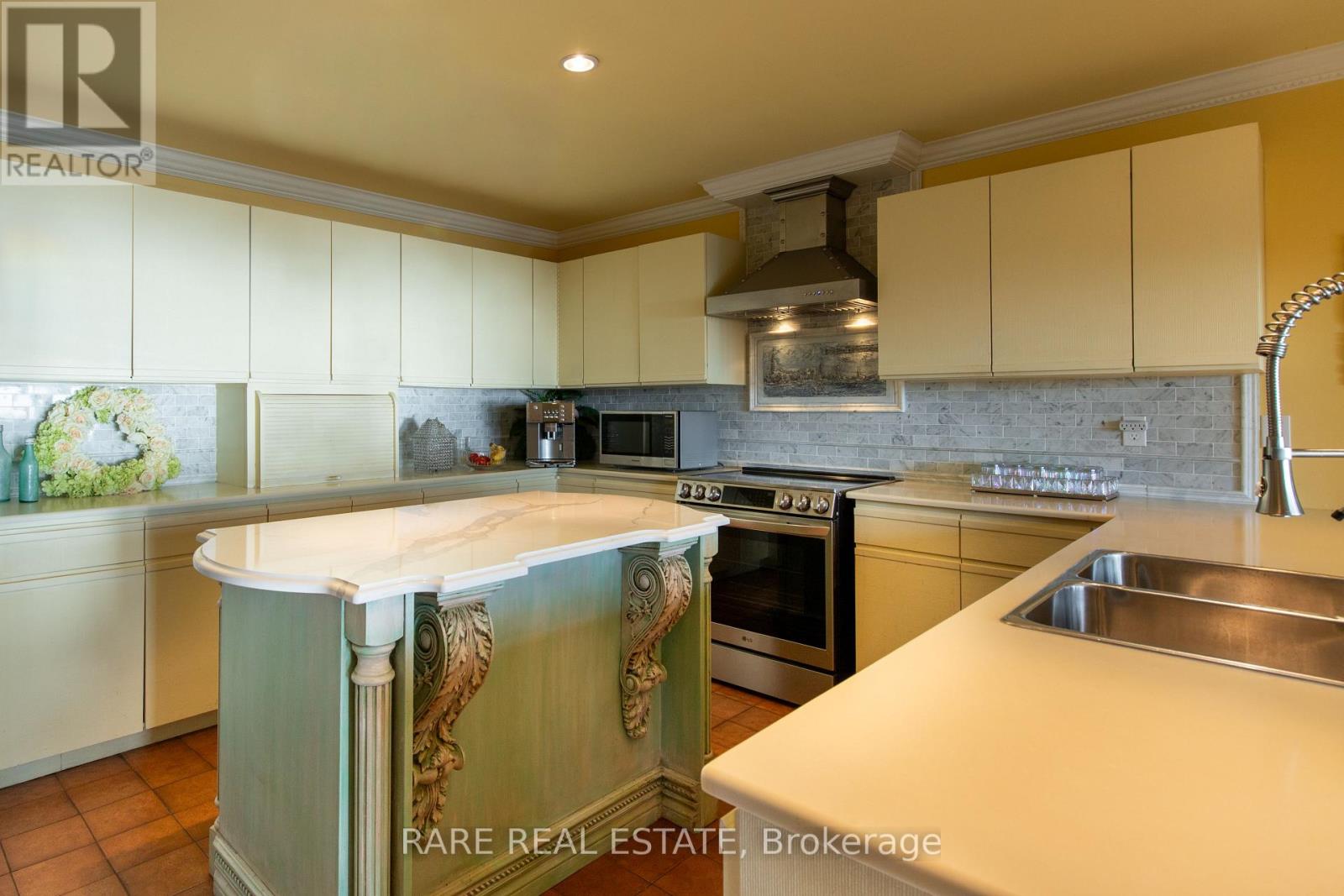 735 LAKESHORE ROAD E