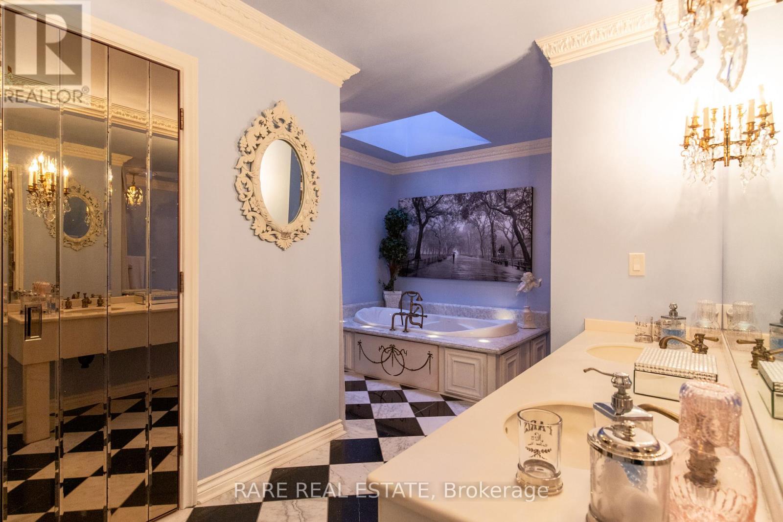 735 LAKESHORE ROAD E