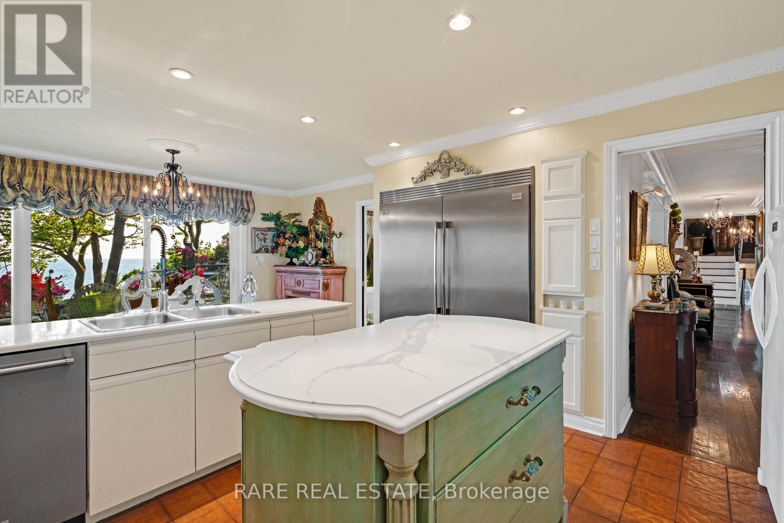 735 LAKESHORE ROAD E