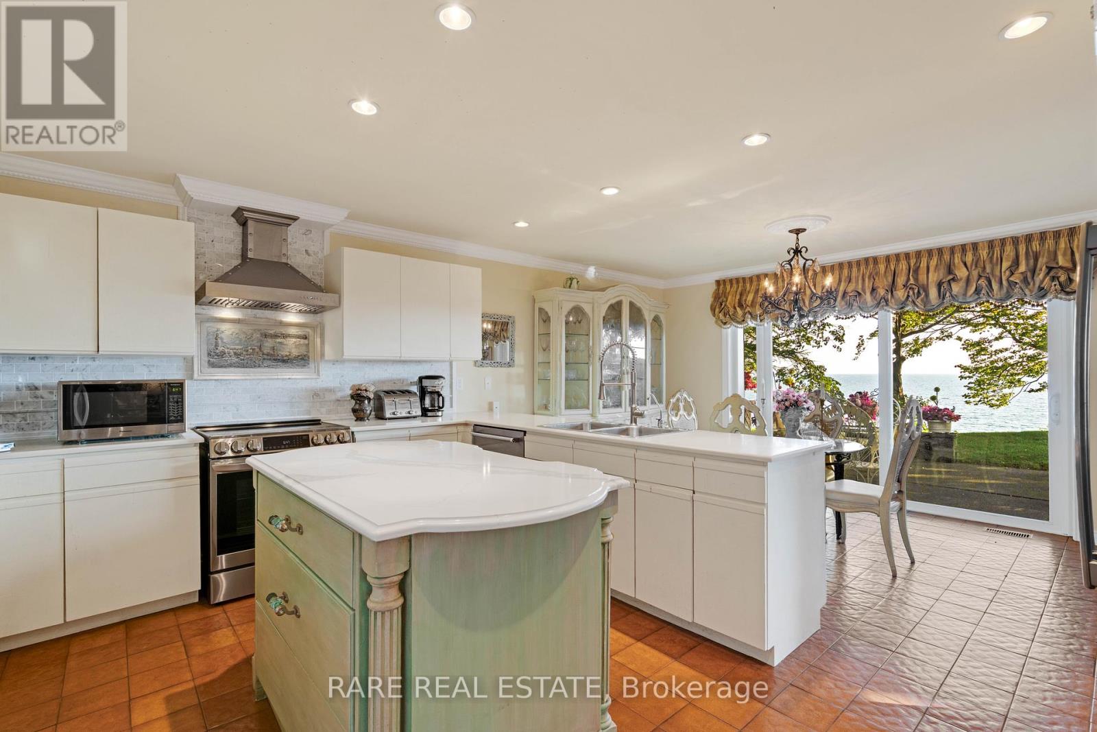 735 LAKESHORE ROAD E
