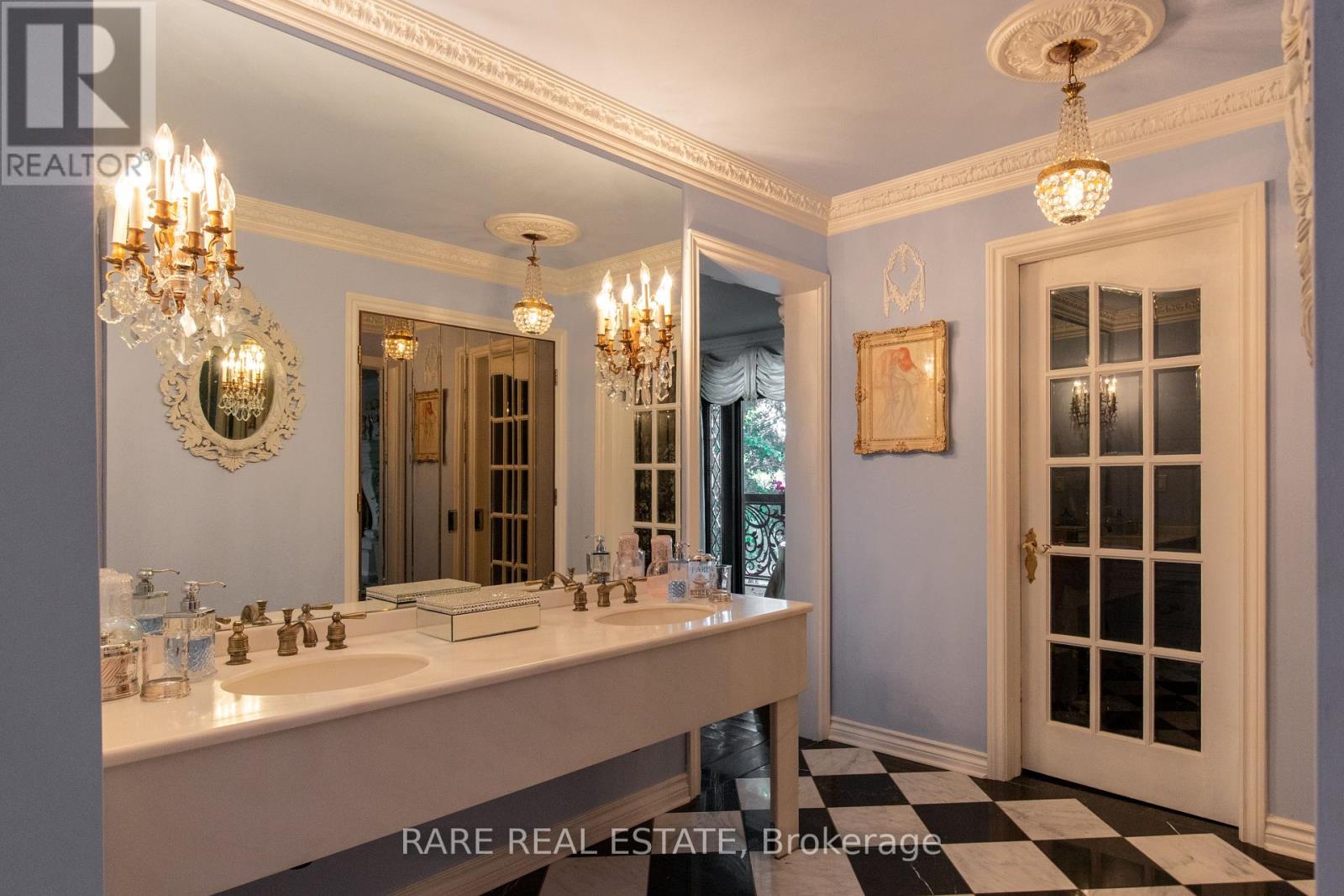 735 LAKESHORE ROAD E