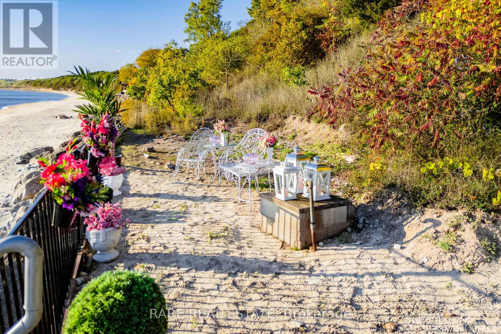 735 LAKESHORE ROAD E