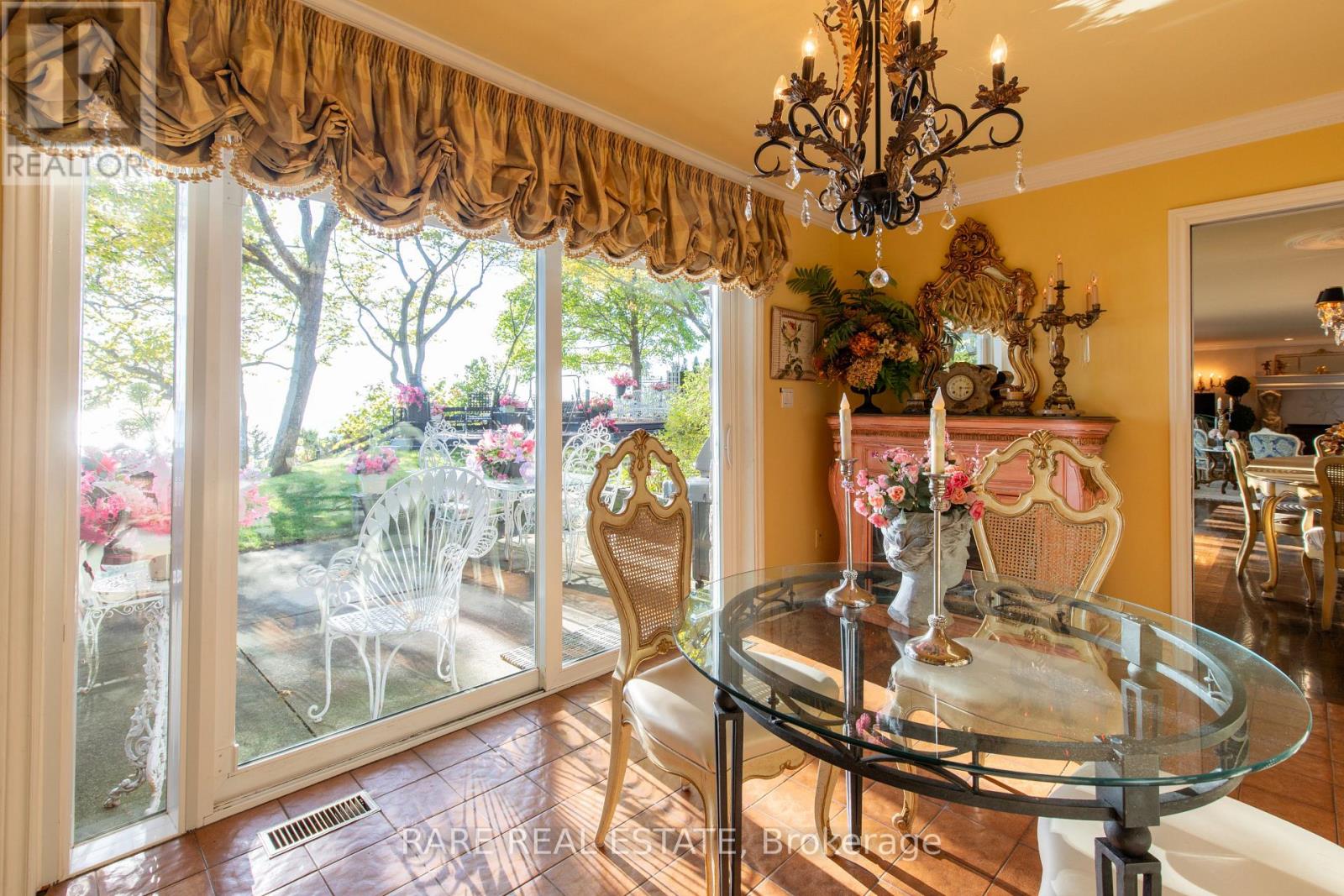 735 LAKESHORE ROAD E