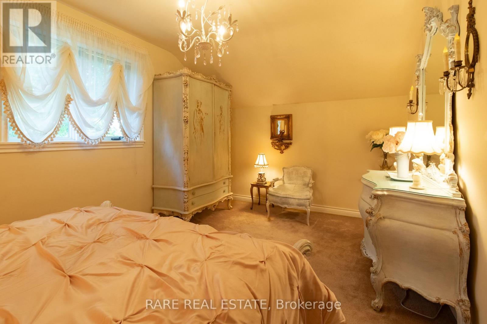 735 LAKESHORE ROAD E