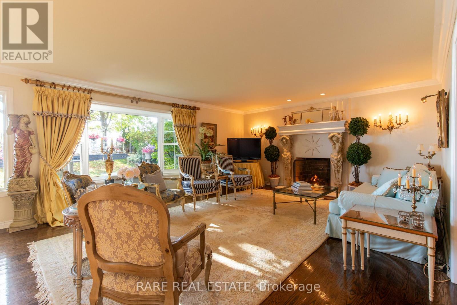 735 LAKESHORE ROAD E