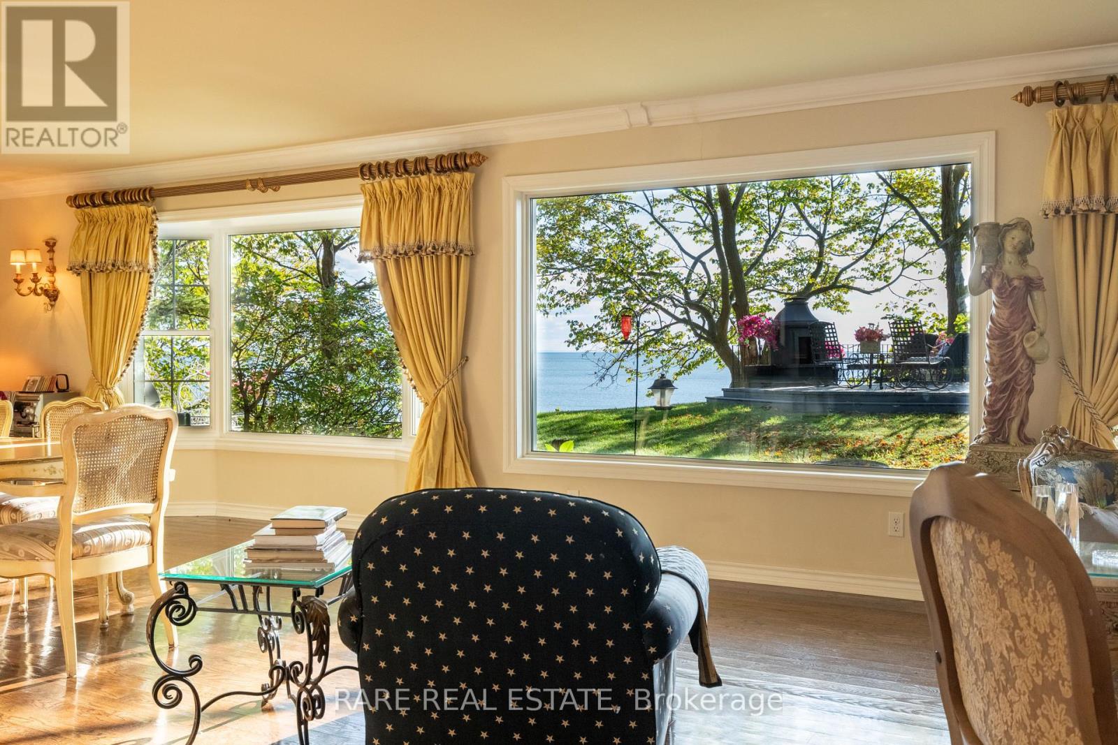 735 LAKESHORE ROAD E