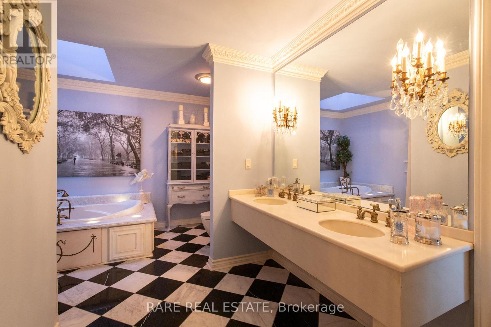 735 LAKESHORE ROAD E