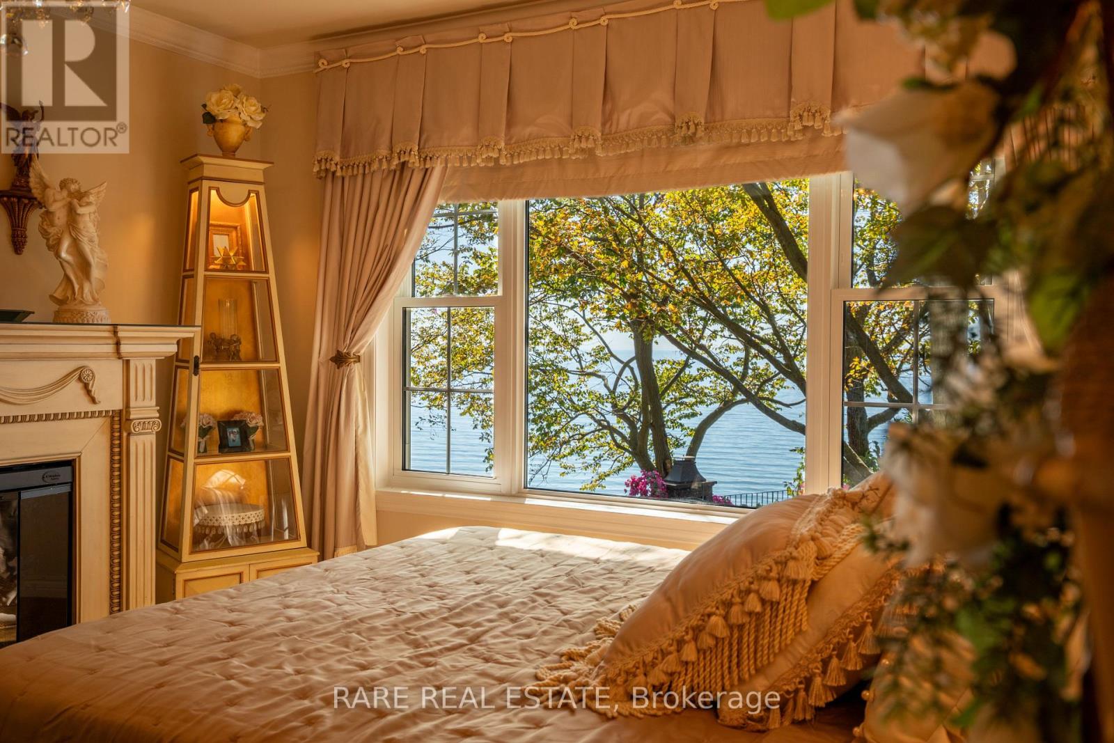 735 LAKESHORE ROAD E