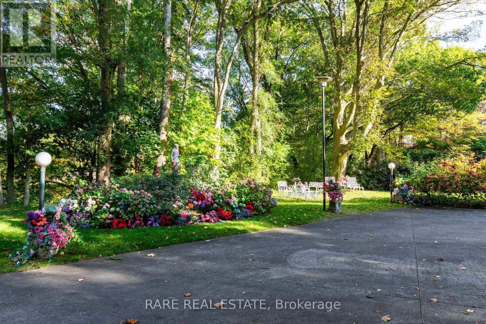 735 LAKESHORE ROAD E