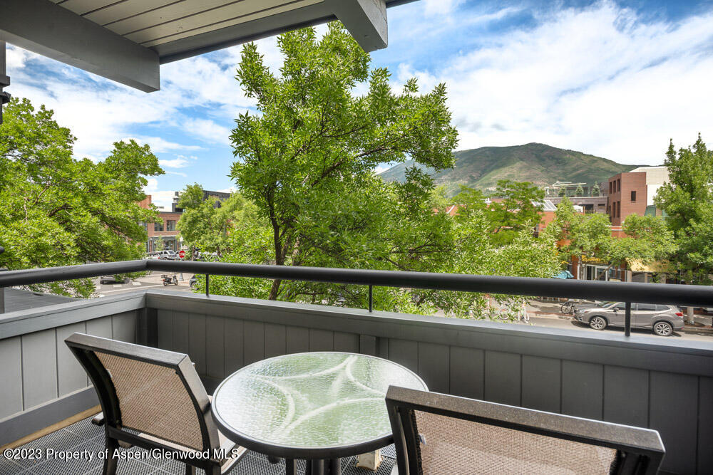 617 E Cooper Avenue, 223