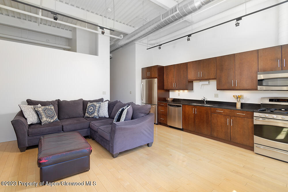 361 Robinson Street, 316