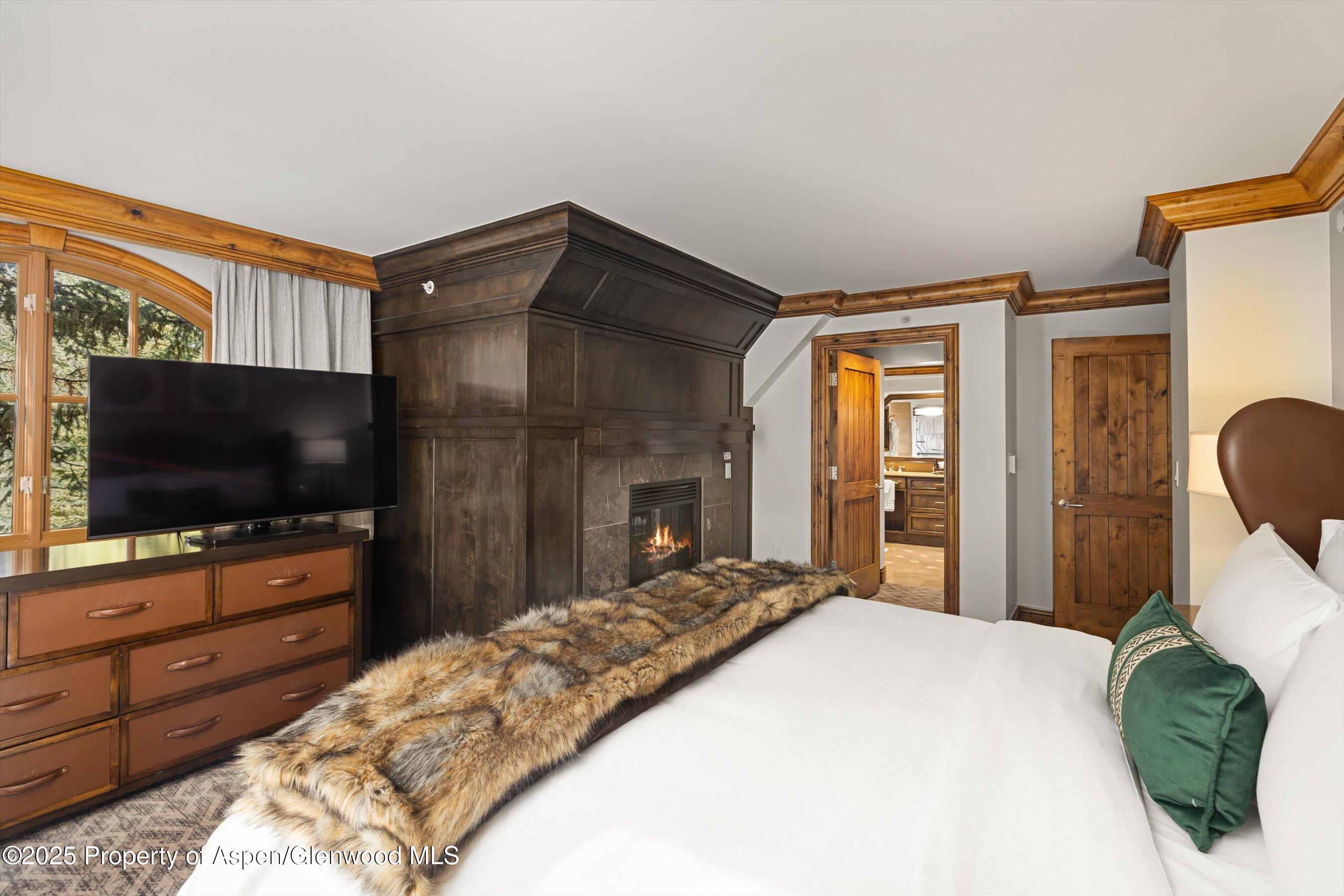 315 E Dean Street, B65