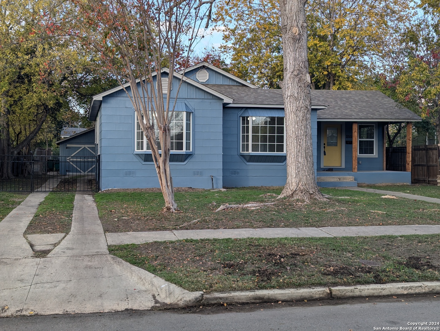 2333 W HUISACHE AVE