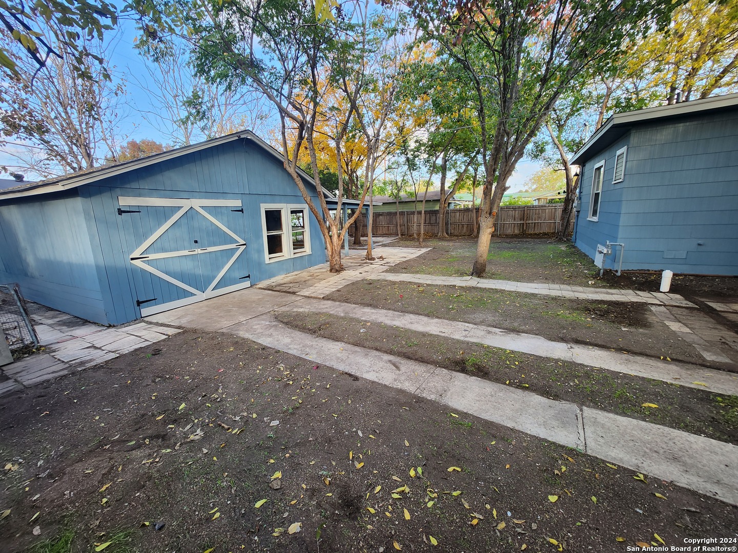 2333 W HUISACHE AVE