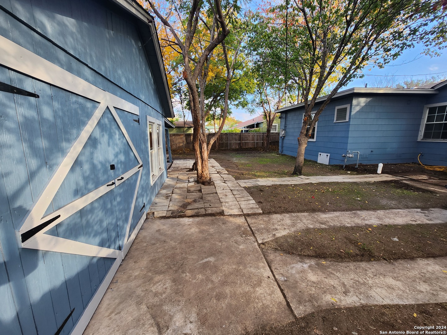 2333 W HUISACHE AVE