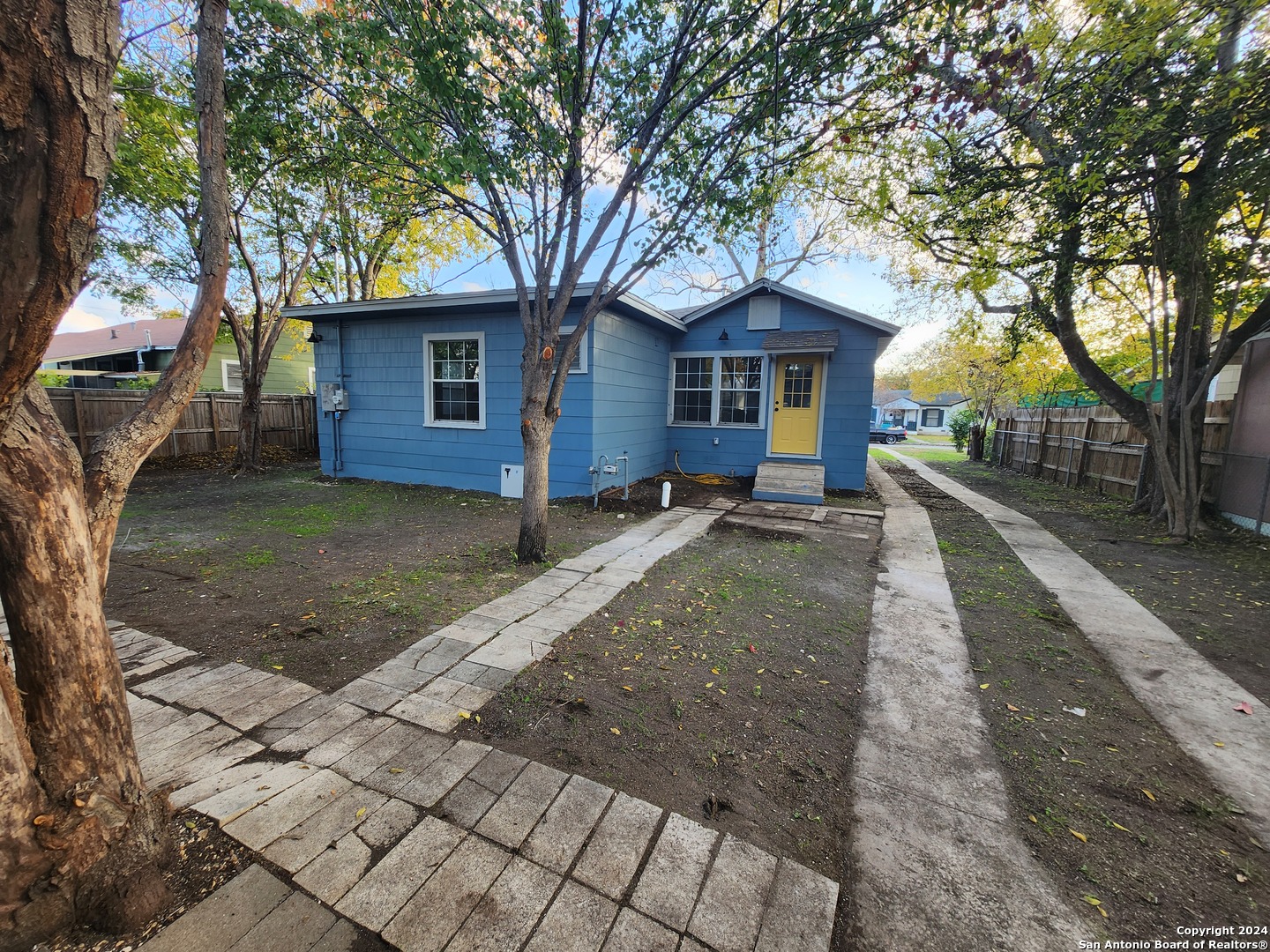 2333 W HUISACHE AVE
