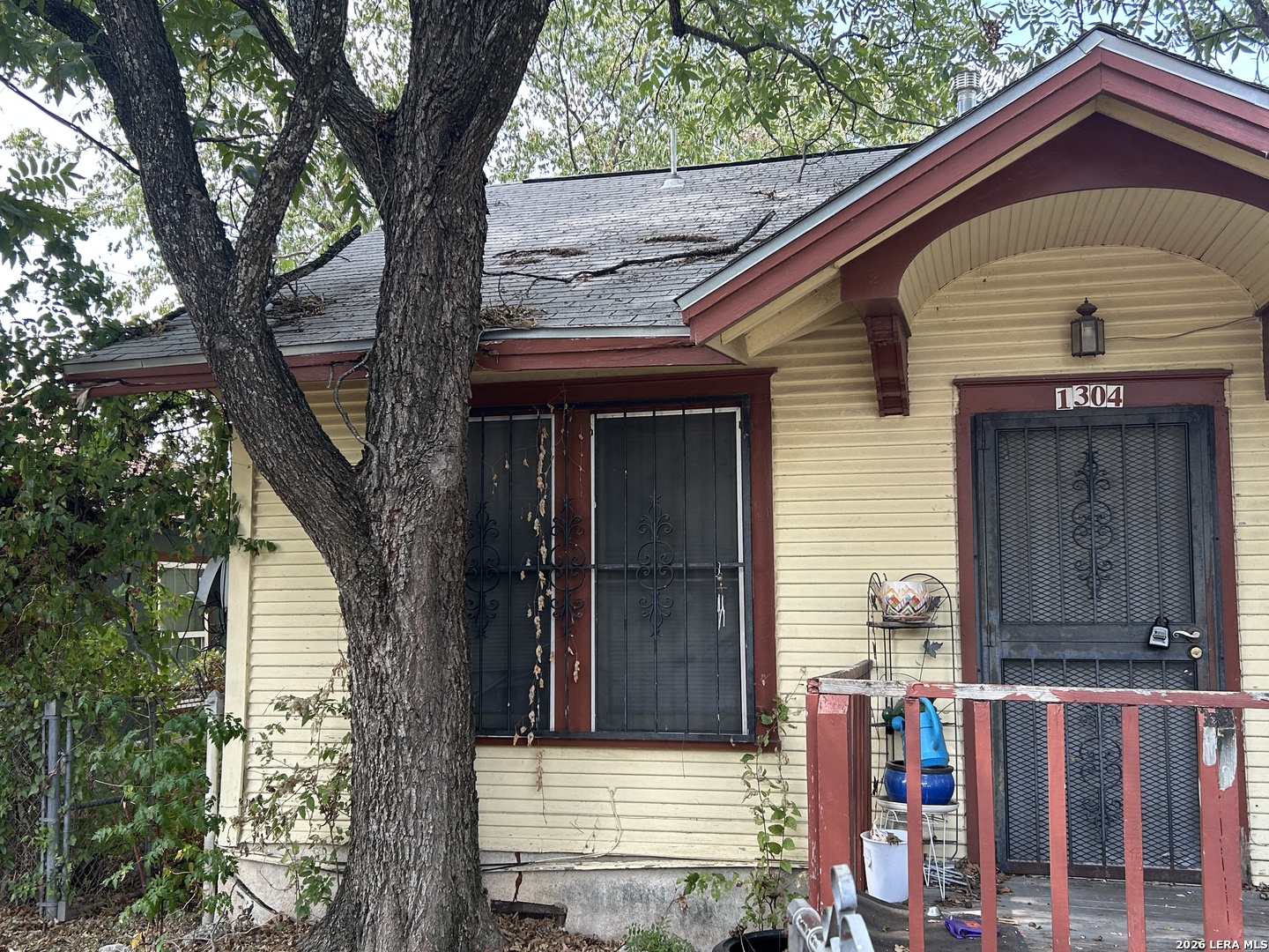 1304 SAN BERNARD ST
