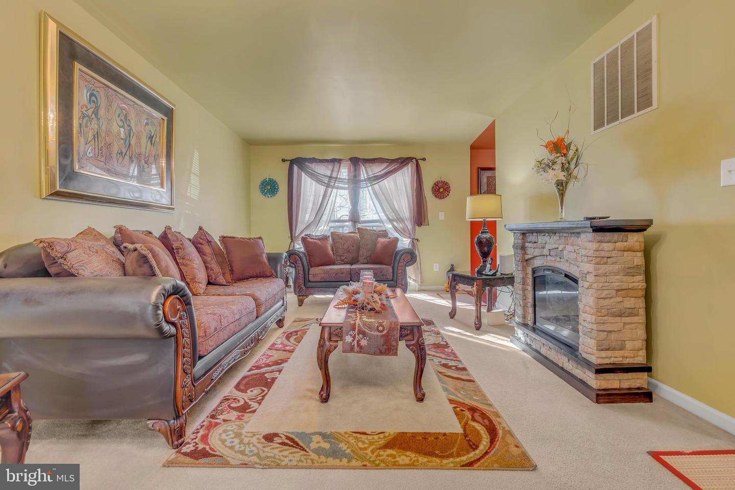 236 E Braeburn Dr