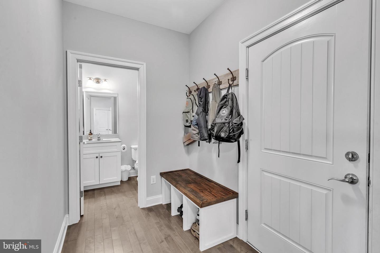 894 Chanticleer Cir