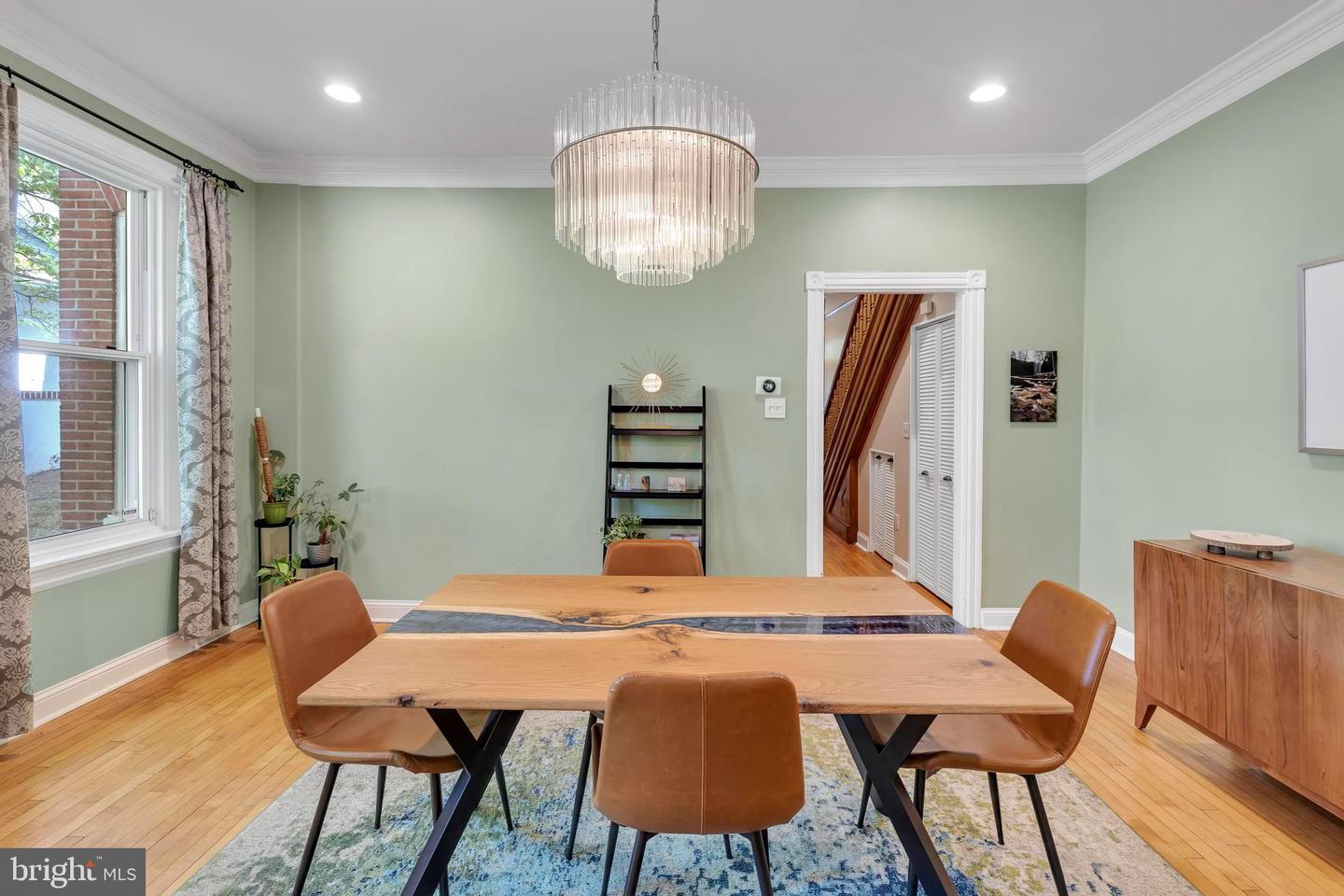 1306 W 9th St