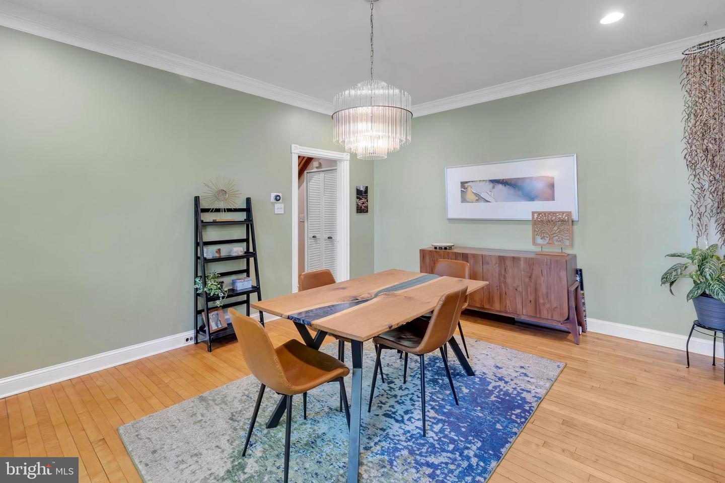 1306 W 9th St