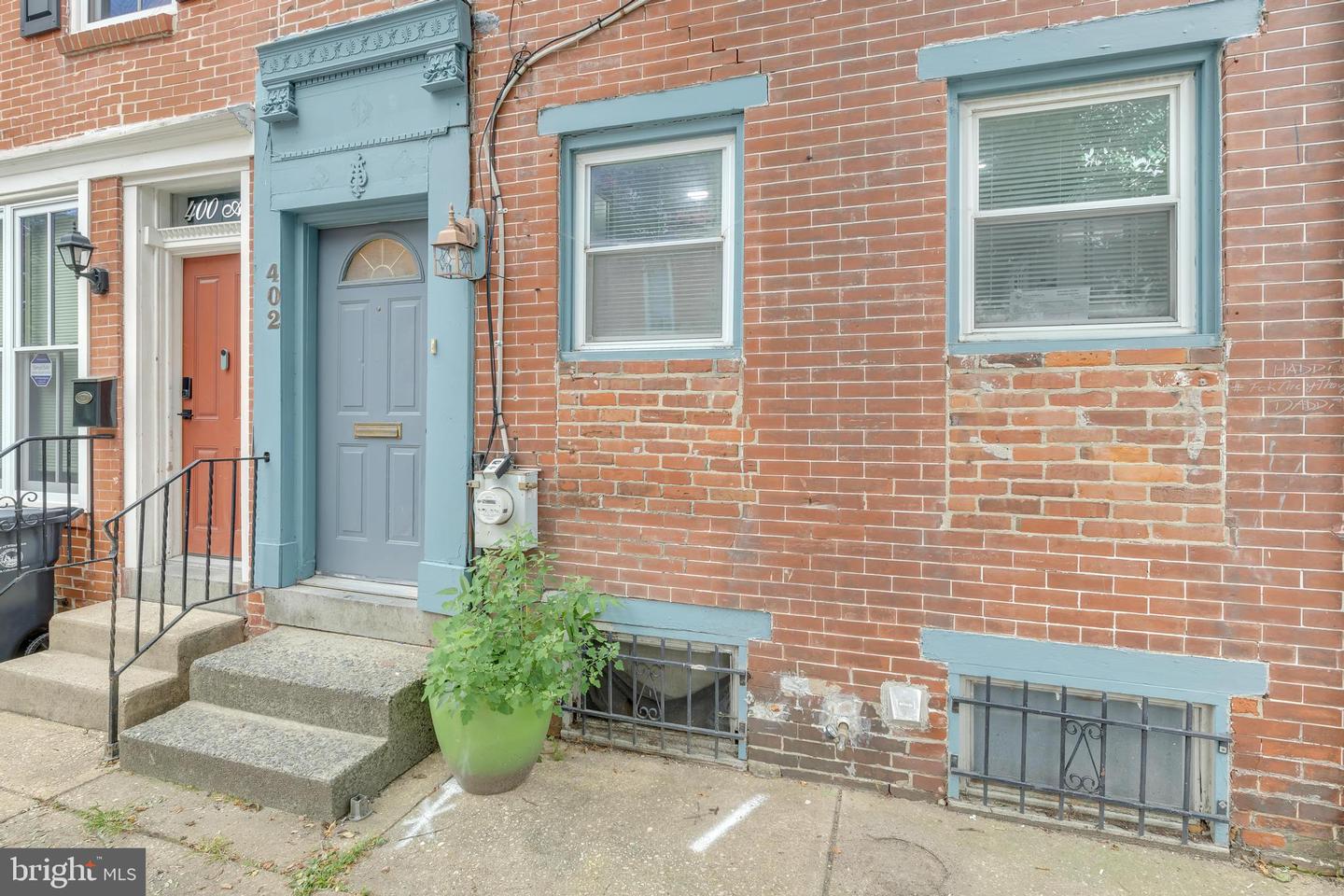 402 W 6th St