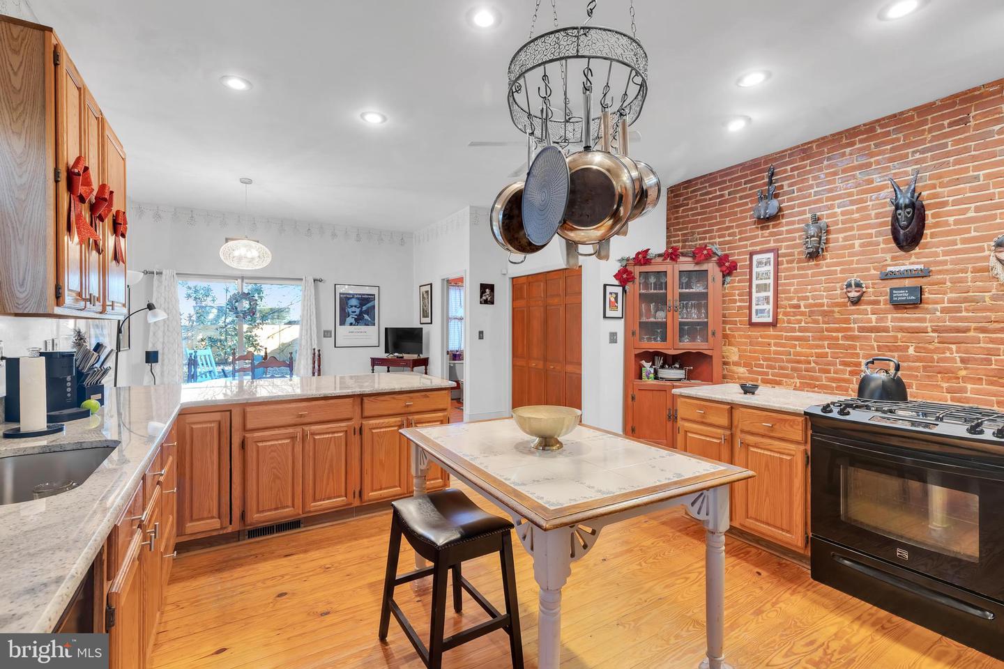 1215 W 8th St