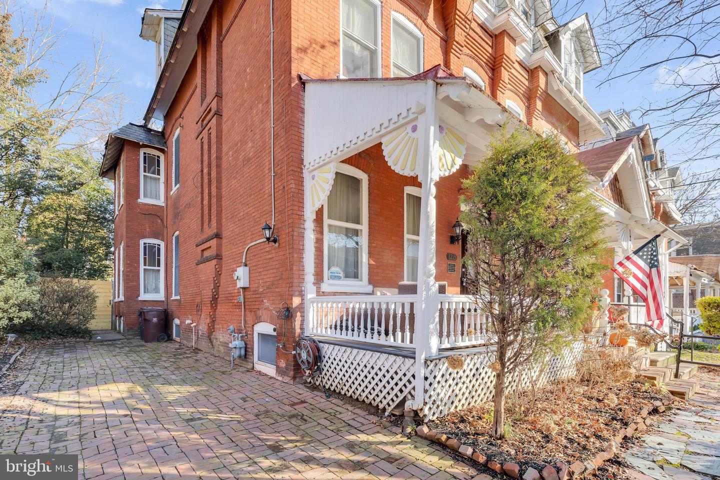 1215 W 8th St