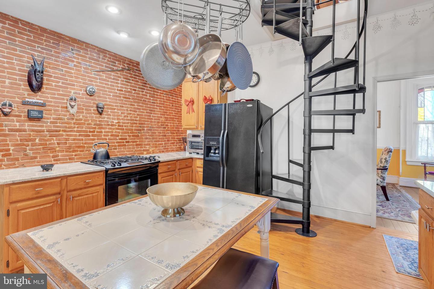 1215 W 8th St