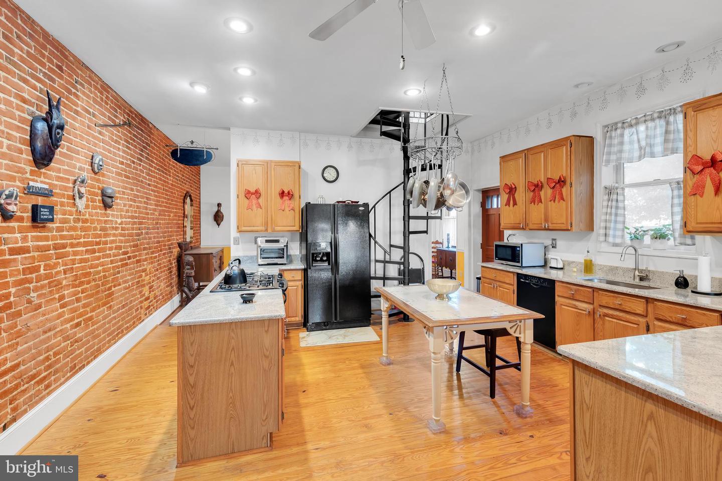 1215 W 8th St