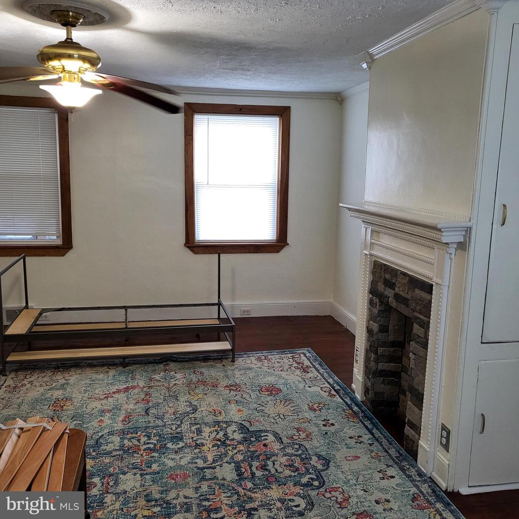 106 E Main St