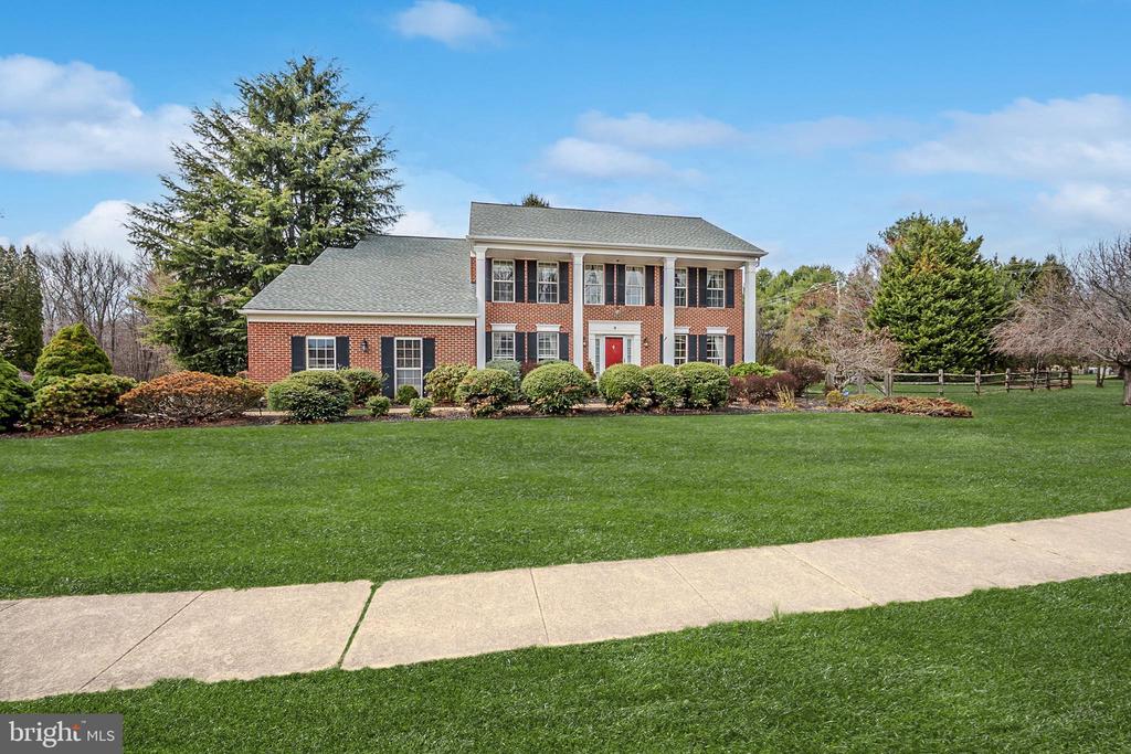 2 W Hawthorne Ct