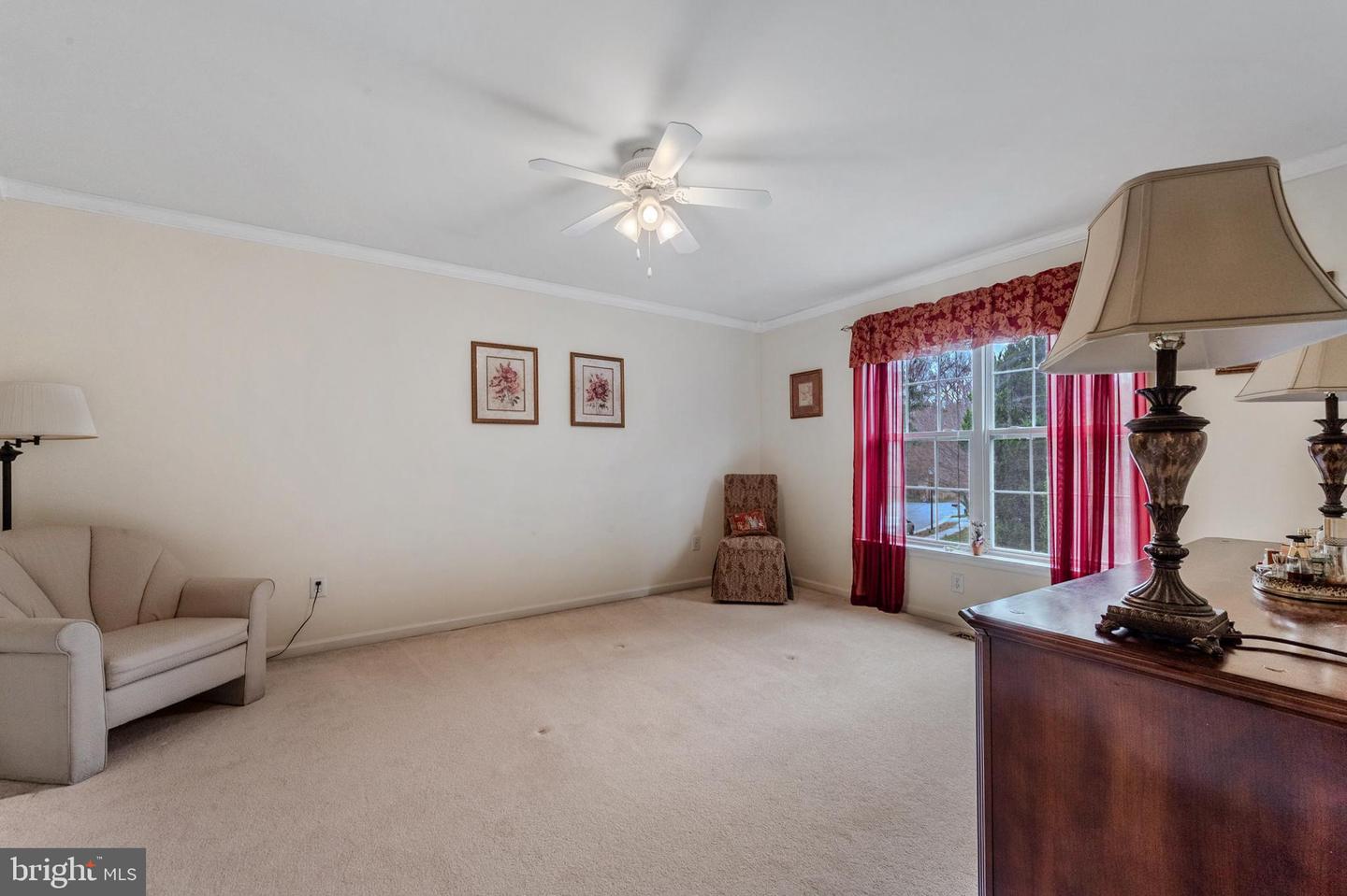 2 W Hawthorne Ct