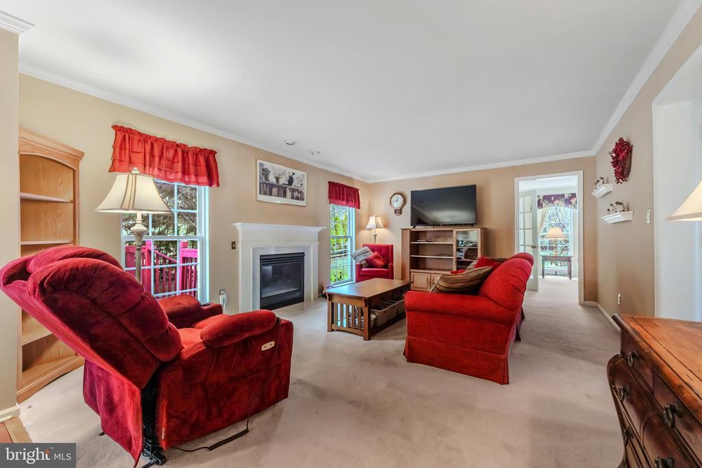 2 W Hawthorne Ct