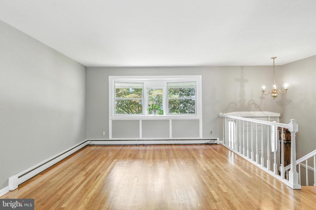 203 Meadowood Dr