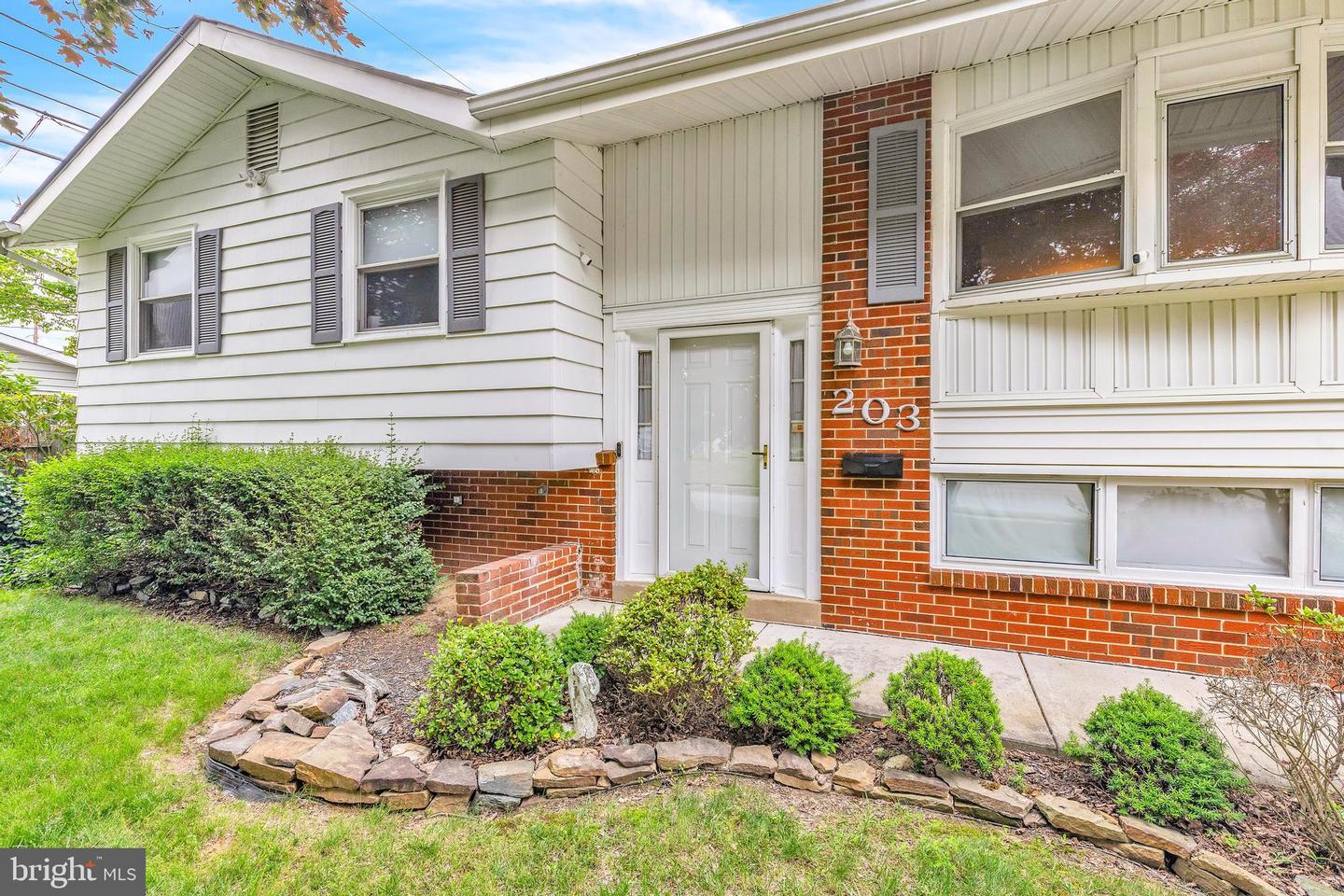 203 Meadowood Dr