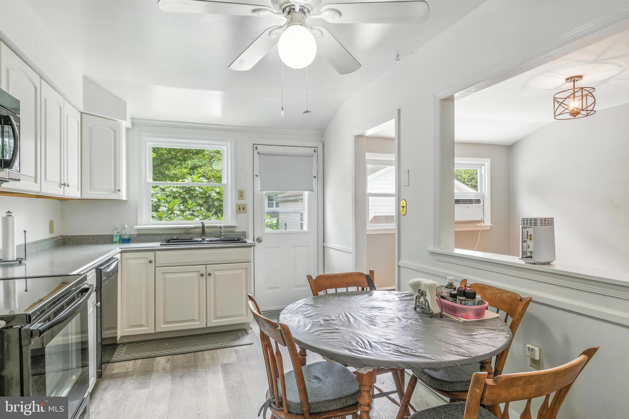 203 Meadowood Dr