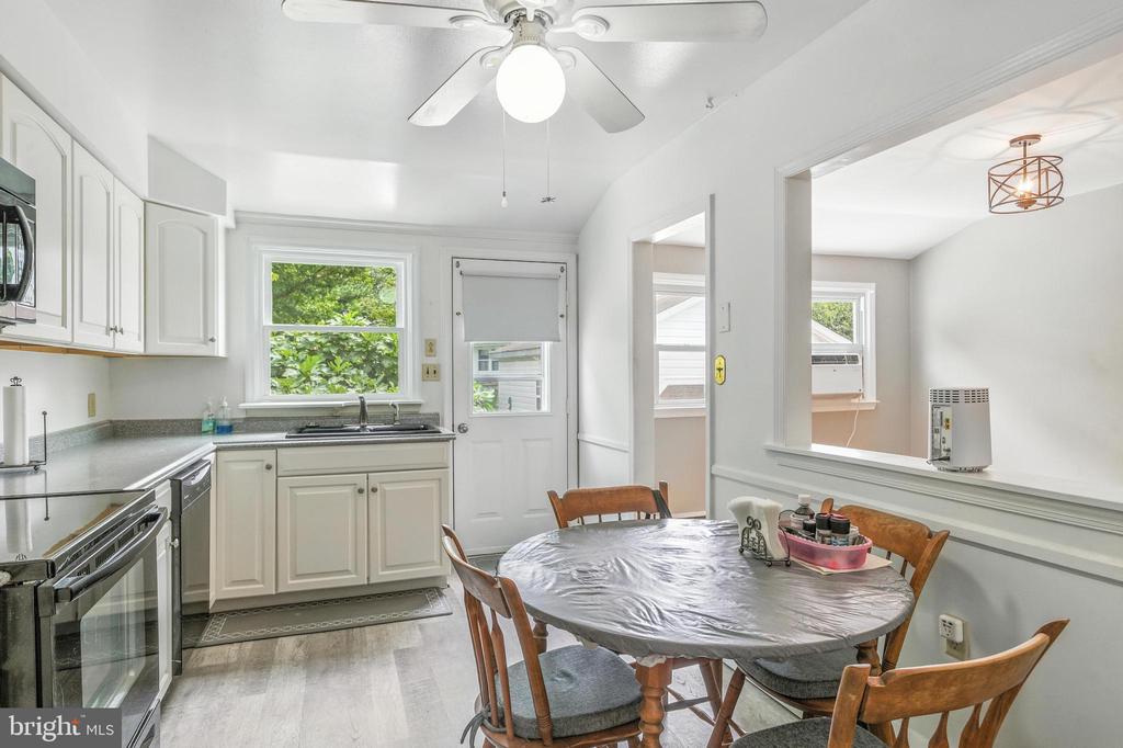203 Meadowood Dr