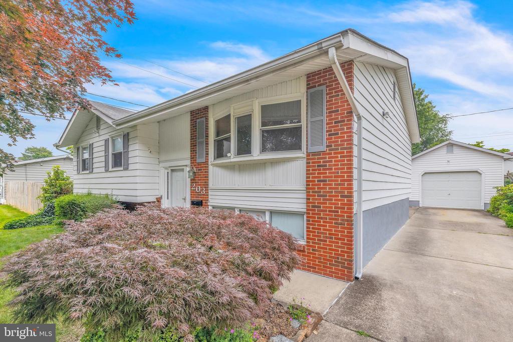 203 Meadowood Dr