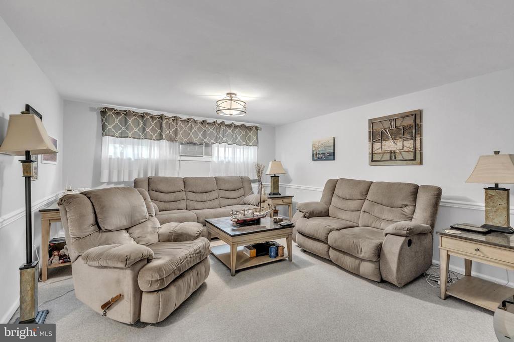 203 Meadowood Dr