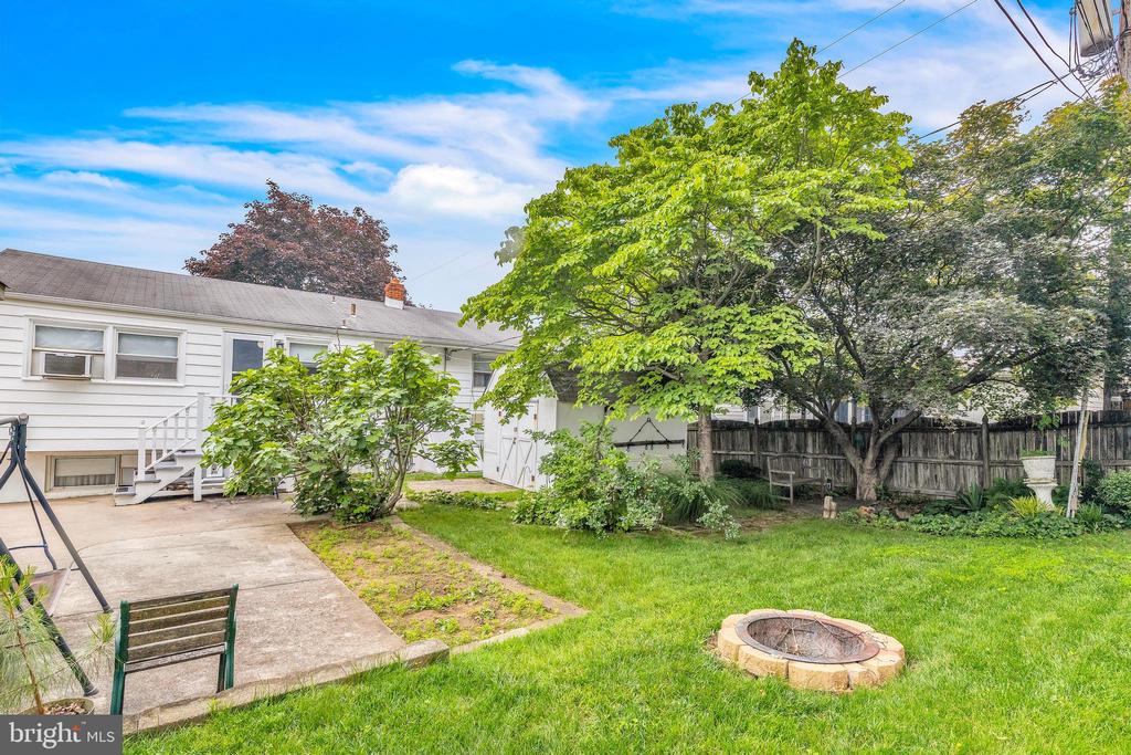 203 Meadowood Dr