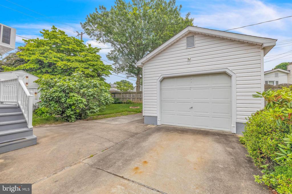 203 Meadowood Dr